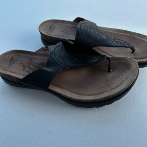 Sz 40 (US 9.5)  Dansko Priya Sandals